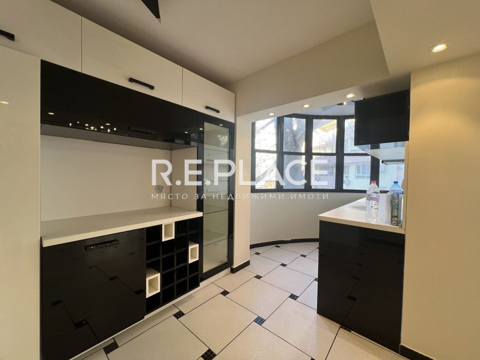 Продава четиристаен апартамент в р-н Спортна зала, гр. Варна