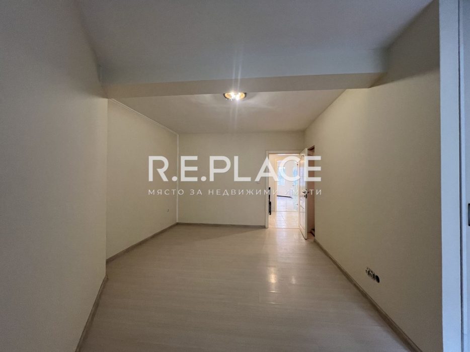 Продава четиристаен апартамент в р-н Спортна зала, гр. Варна