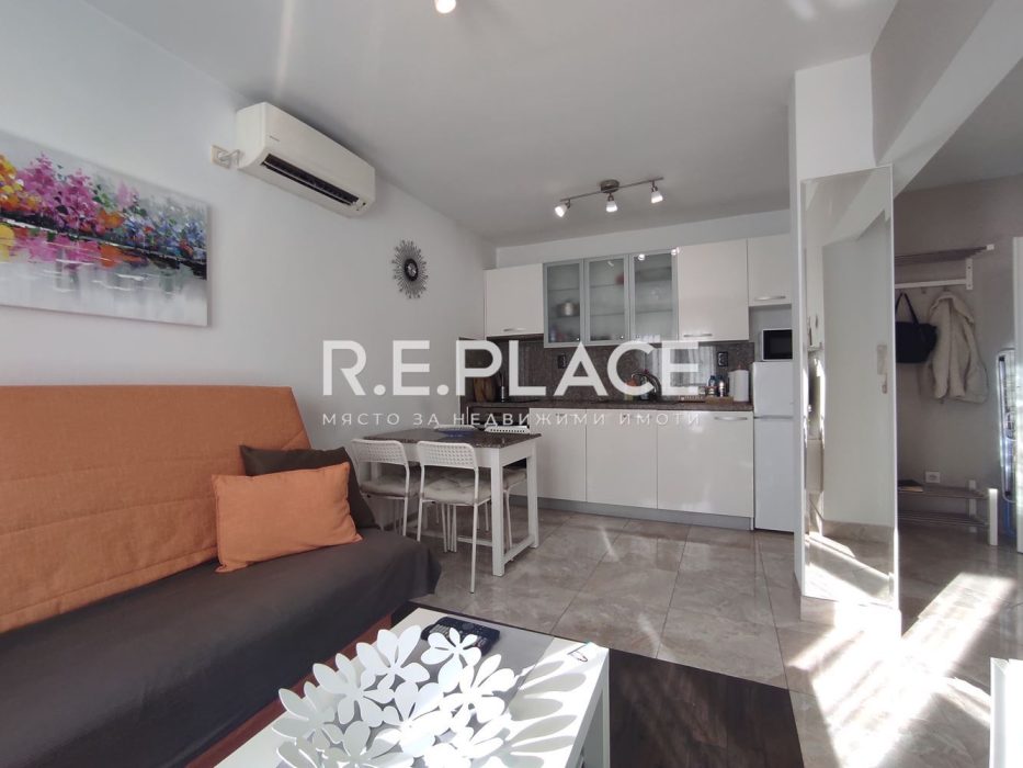 Продава двустаен тухлен апартамент в квартал Лятно кино Тракия, град Варна