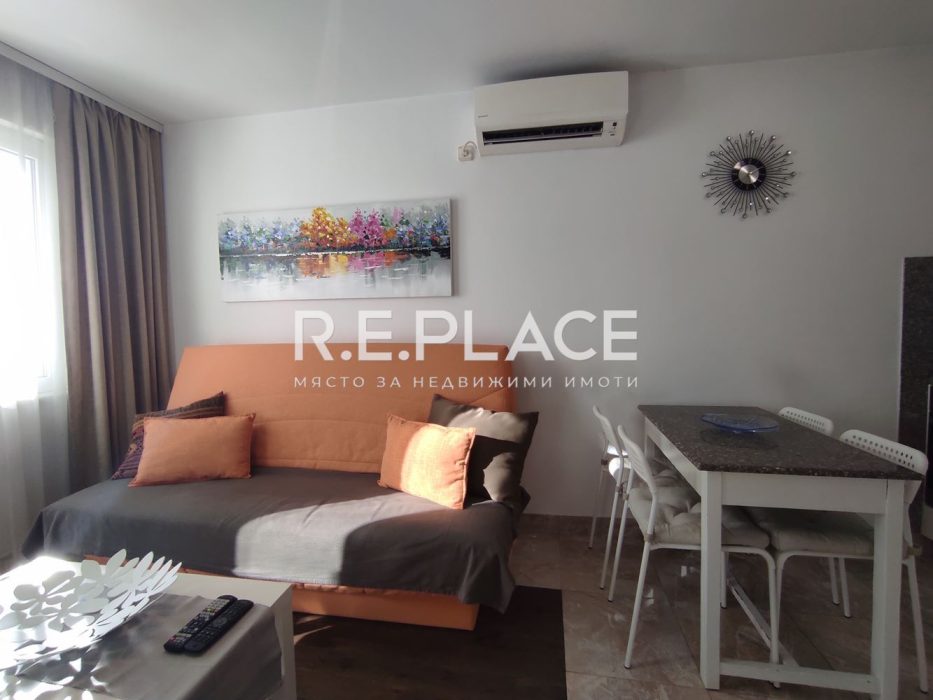 Продава двустаен тухлен апартамент в квартал Лятно кино Тракия, град Варна