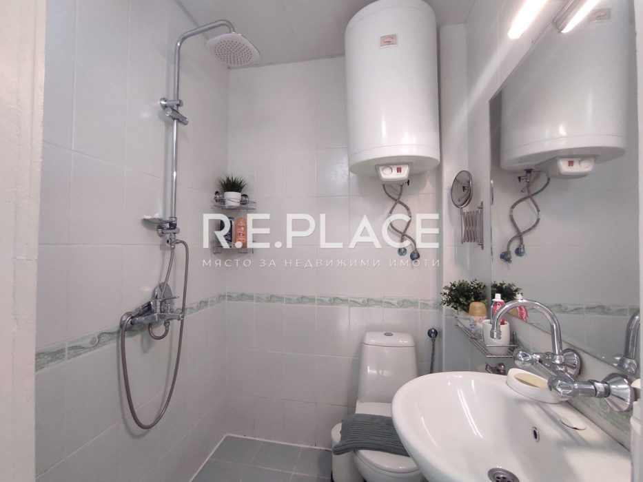 Продава двустаен тухлен апартамент в квартал Лятно кино Тракия, град Варна