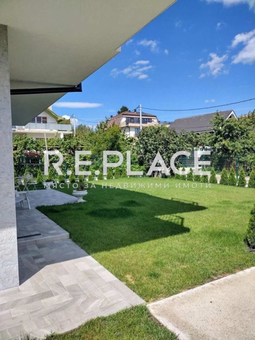 Триетажна къща за продажба в район на Ален Мак, гр. Варна.