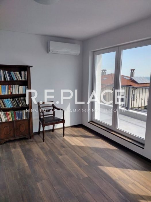 Триетажна къща за продажба в район на Ален Мак, гр. Варна.