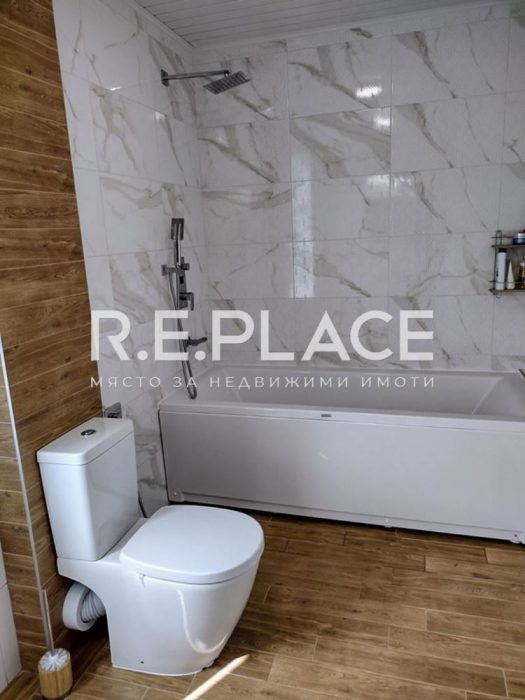 Триетажна къща за продажба в район на Ален Мак, гр. Варна.