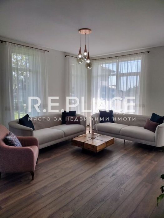 Триетажна къща за продажба в район на Ален Мак, гр. Варна.