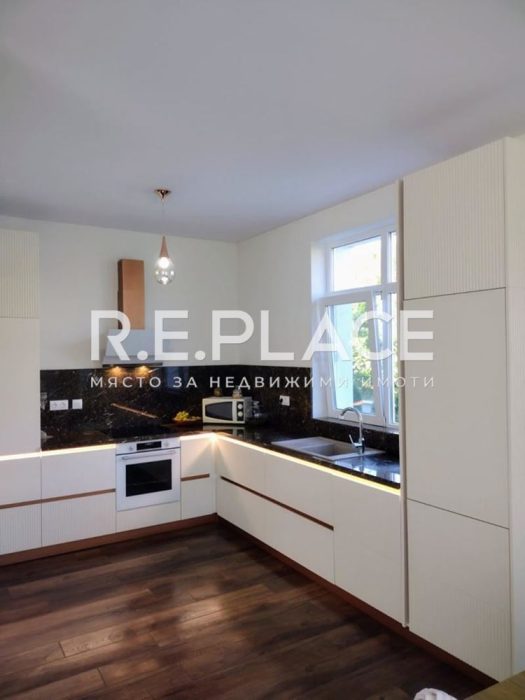 Триетажна къща за продажба в район на Ален Мак, гр. Варна.