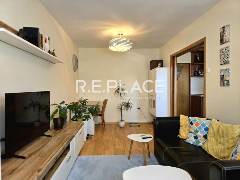 Ремонтиран апартамент с три стаи за продажба - гр. Варна