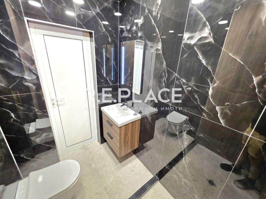 Продава тристаен апартамент, гр. Варна, Център