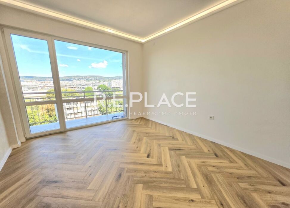 Продава тристаен апартамент, гр. Варна, Център