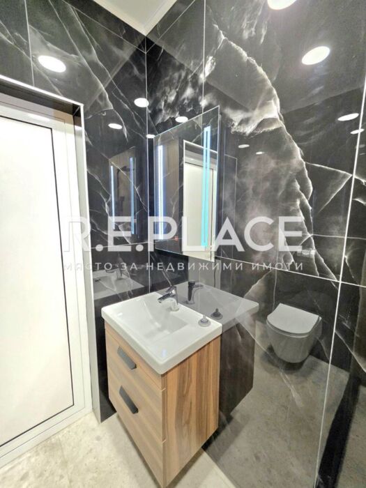 Продава тристаен апартамент, гр. Варна, Център