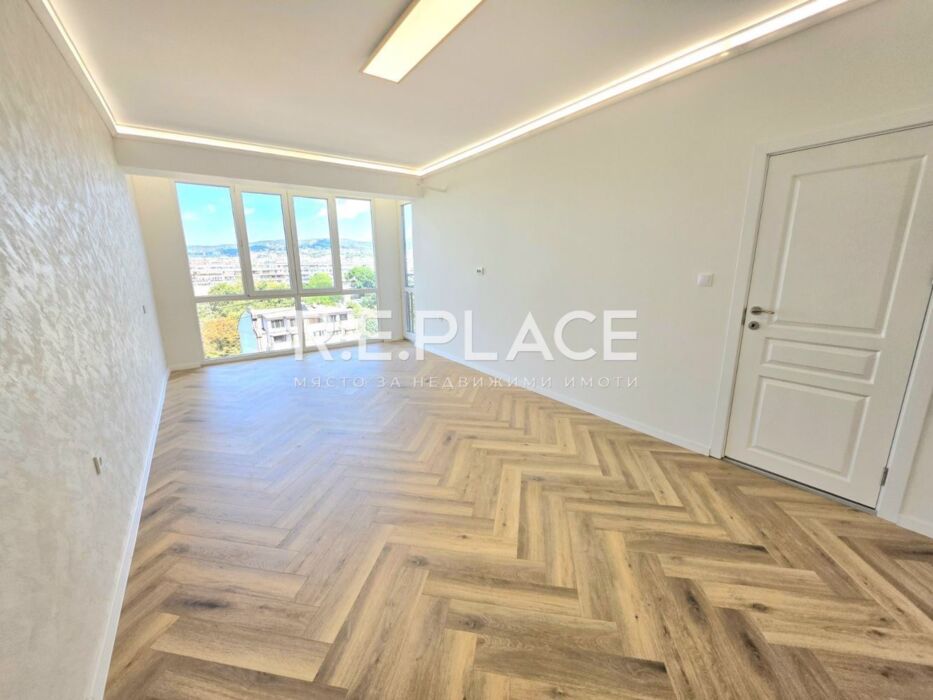 Продава тристаен апартамент, гр. Варна, Център