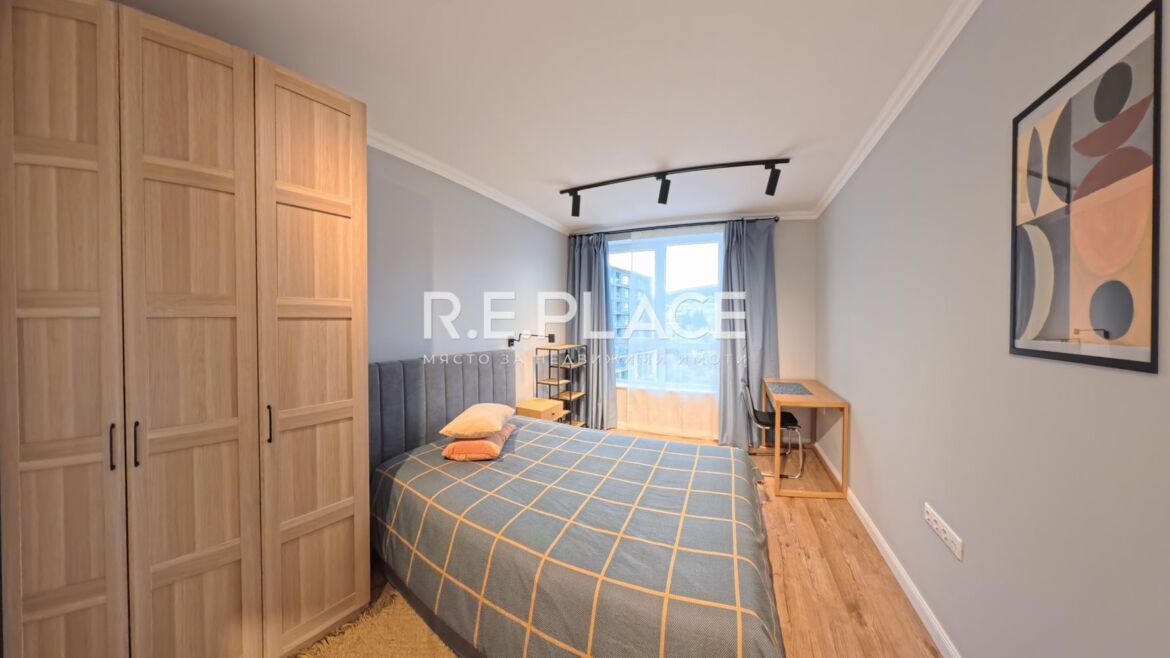 Предлага за продажба тристаен апартамент, гр. Варна, кв. Бриз