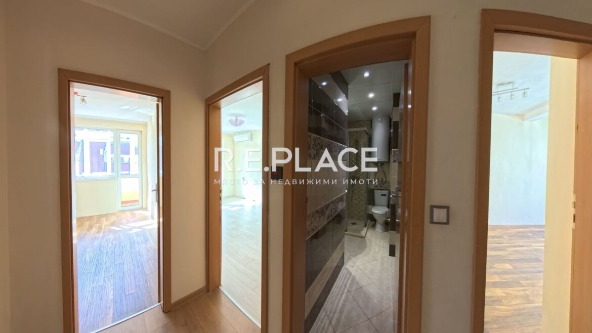 Тристаен тухлен апартамент за продажба в район Спортна зала, гр. Варна