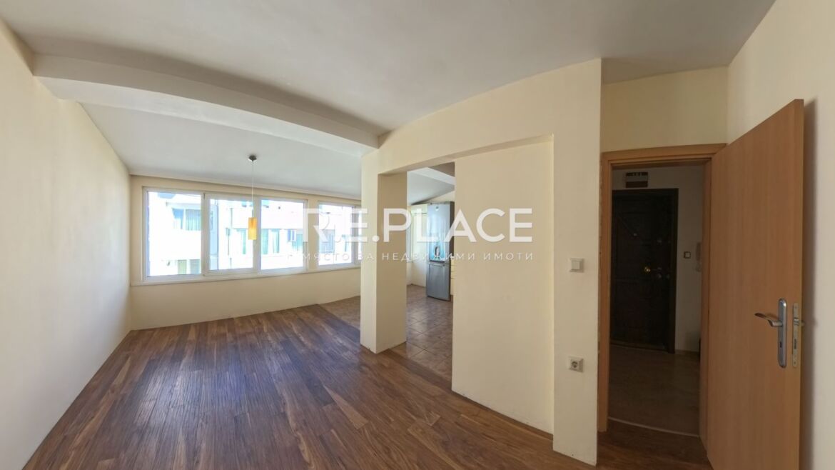 Тристаен тухлен апартамент за продажба в район Спортна зала, гр. Варна