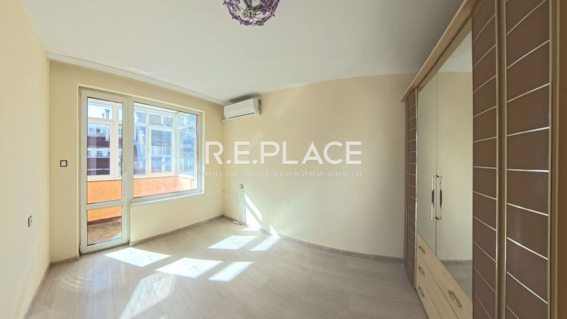 Тристаен тухлен апартамент за продажба в район Спортна зала, гр. Варна