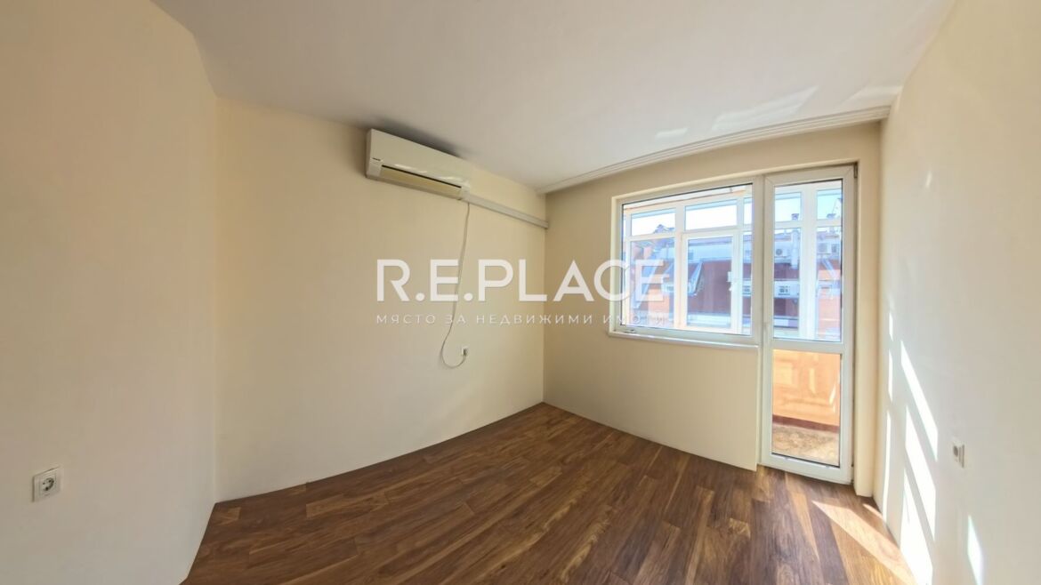 Тристаен тухлен апартамент за продажба в район Спортна зала, гр. Варна