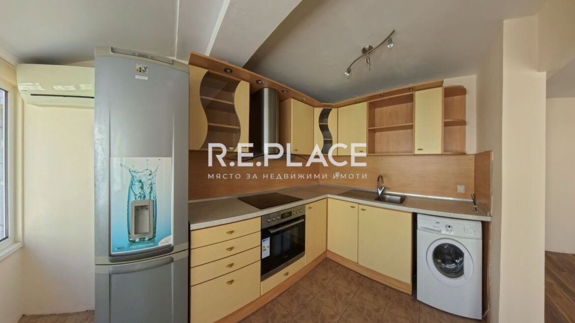 Тристаен тухлен апартамент за продажба в район Спортна зала, гр. Варна