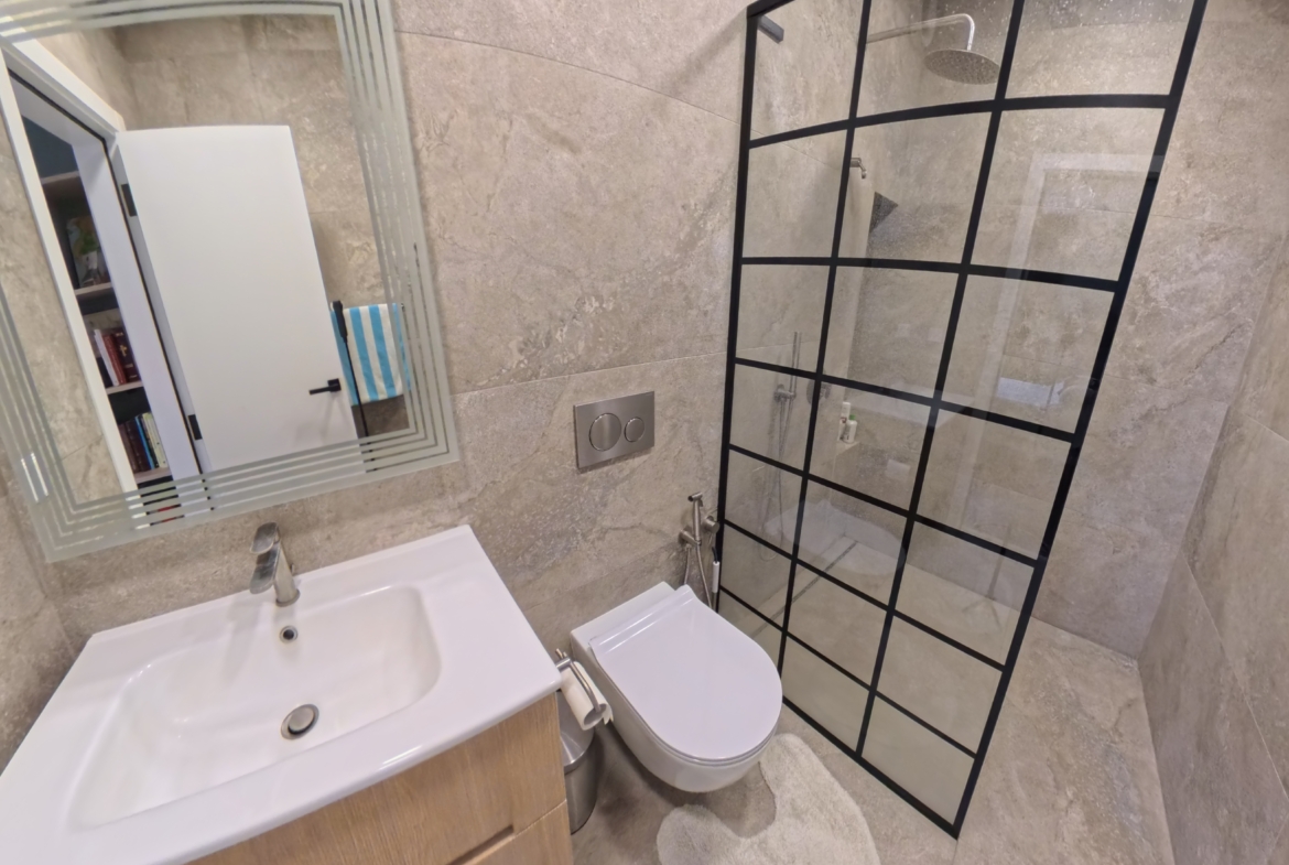 Баня с тоалет към родителска спалня