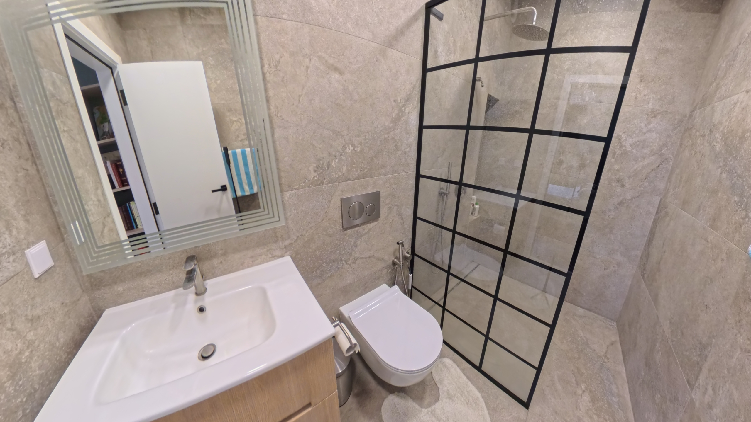 Баня с тоалет към родителска спалня