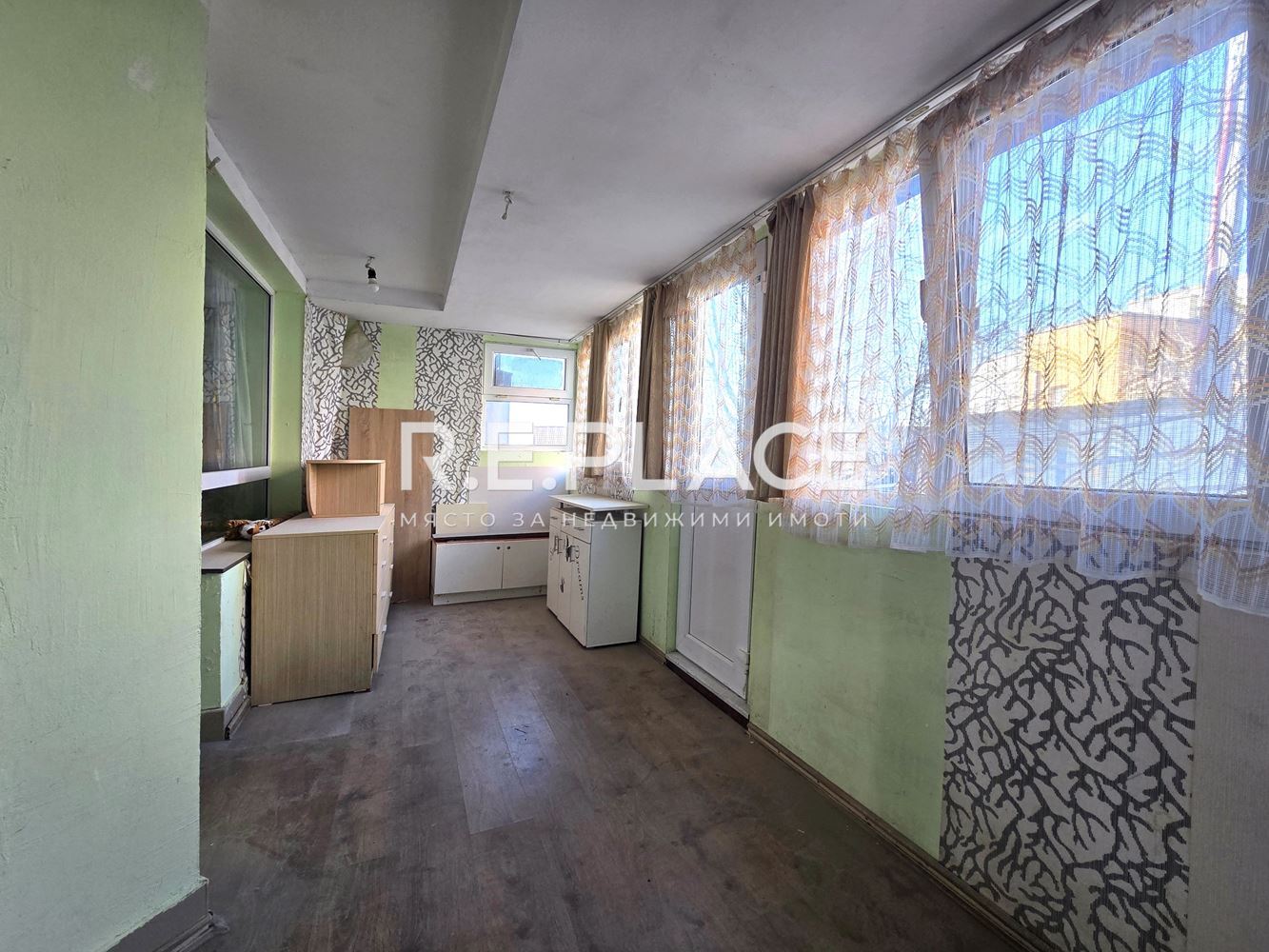 Продава двустаен апартамент със статут АТЕЛИЕ гр. Варна, кв. Бриз