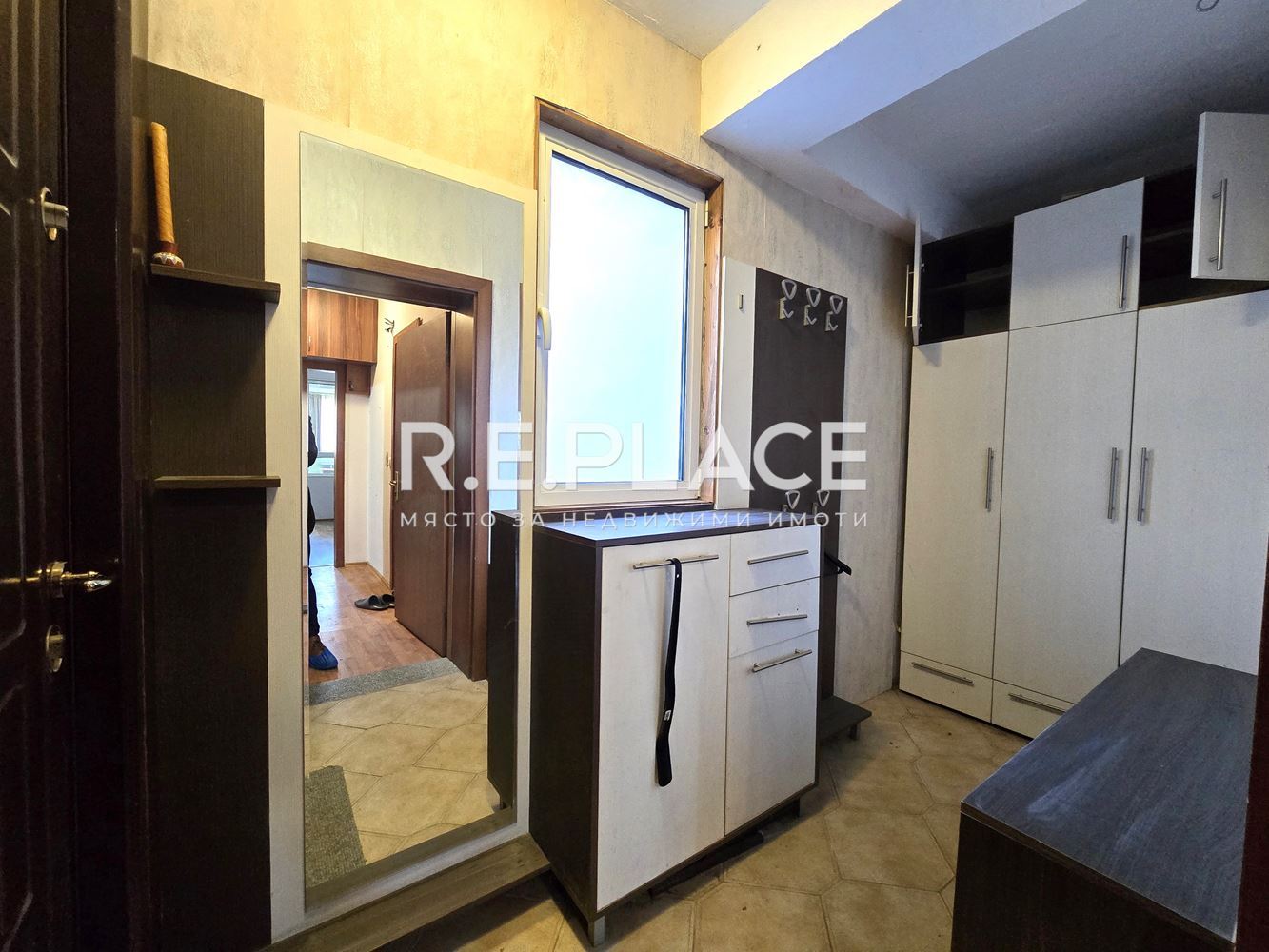 Продава двустаен апартамент със статут АТЕЛИЕ гр. Варна, кв. Бриз