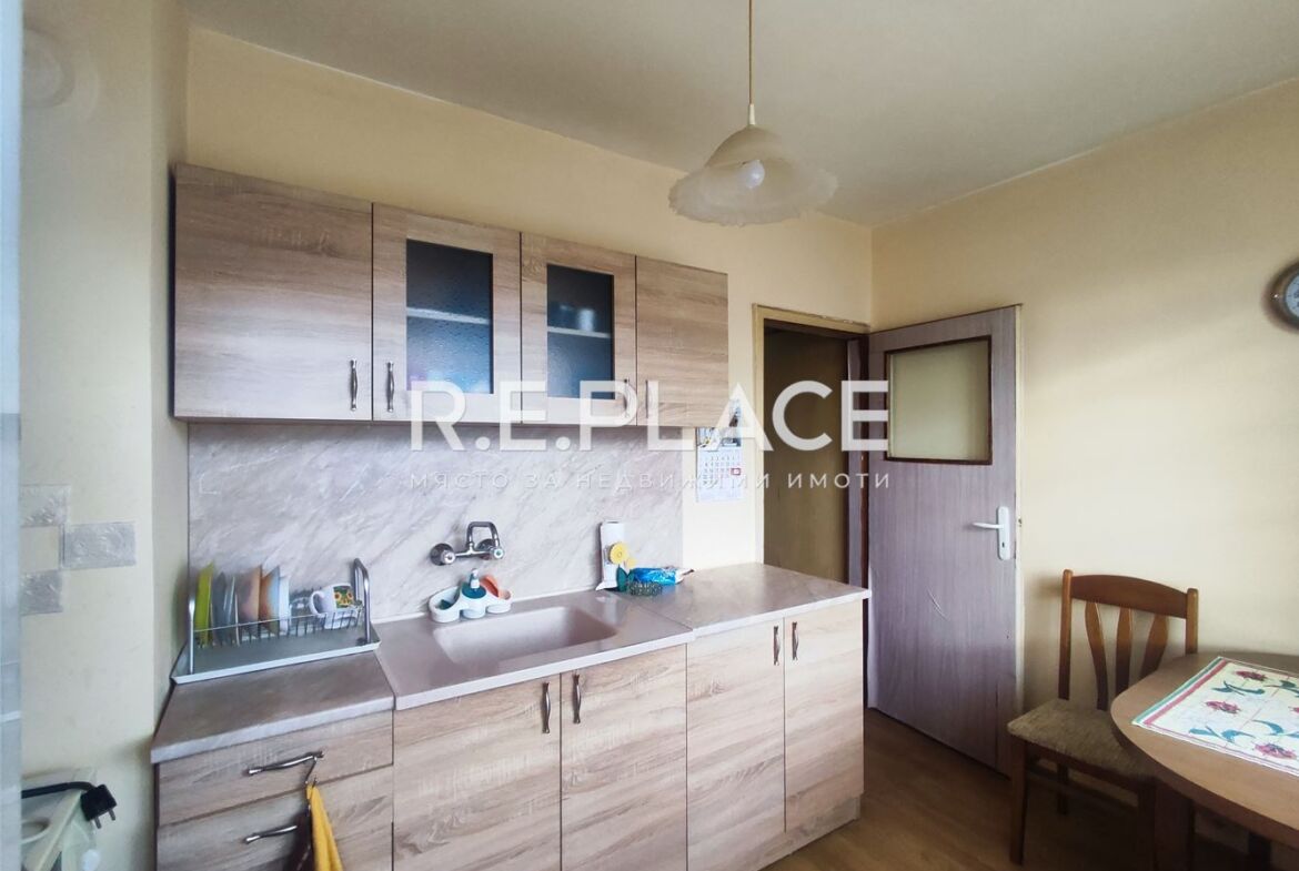 Продава апартамент с три стаи гр. Варна, кв. Младост