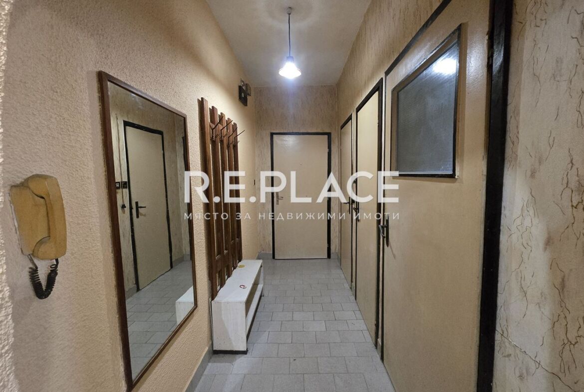 Продава апартамент с три стаи в квартал Възраждане 2, гр. Варна