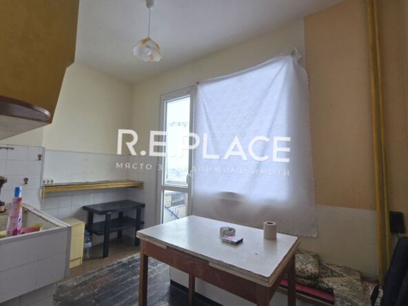 Продава апартамент с три стаи в квартал Възраждане 2, гр. Варна