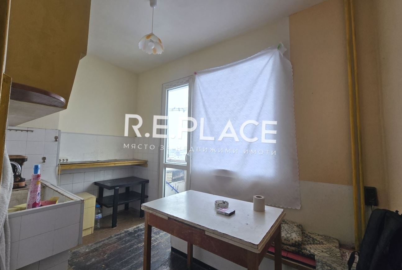 Продава апартамент с три стаи в квартал Възраждане 2, гр. Варна