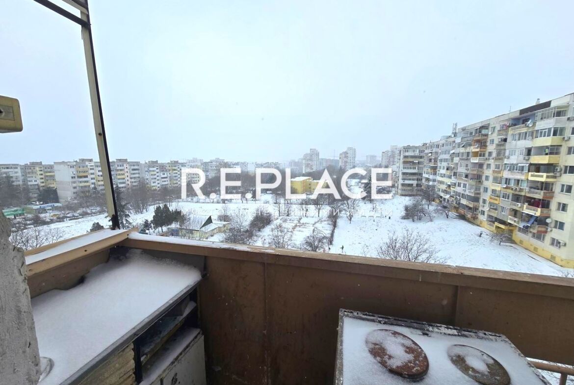 Продава апартамент с три стаи в квартал Възраждане 2, гр. Варна