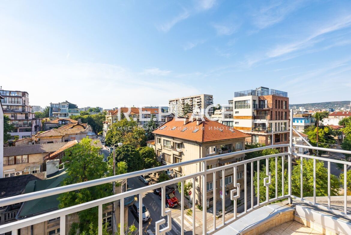 Продава четиристаен апартамент, гр.Варна, Общината!