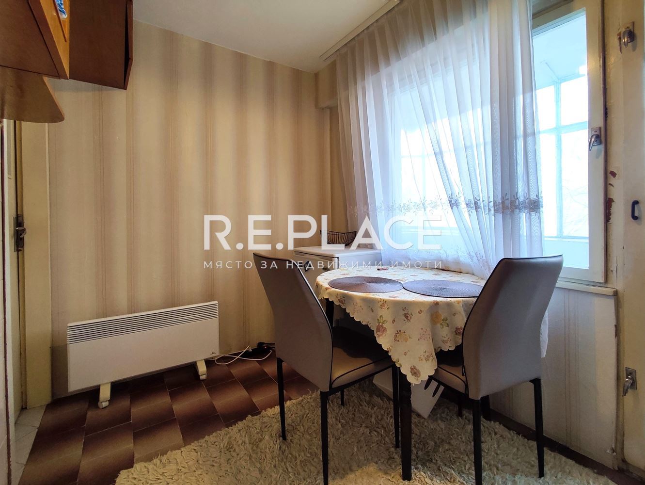 Апартамент с три стаи с потенциал за преустройство – гр. Варна, жк. Владислав Варненчик