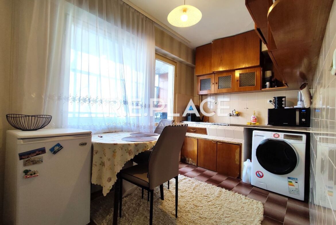 Апартамент с три стаи с потенциал за преустройство – гр. Варна, жк. Владислав Варненчик