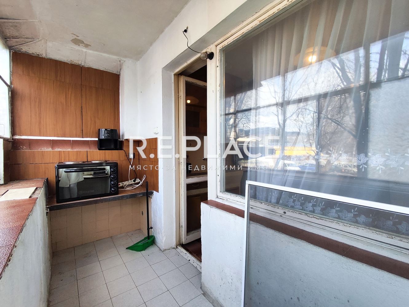 Апартамент с три стаи с потенциал за преустройство – гр. Варна, жк. Владислав Варненчик