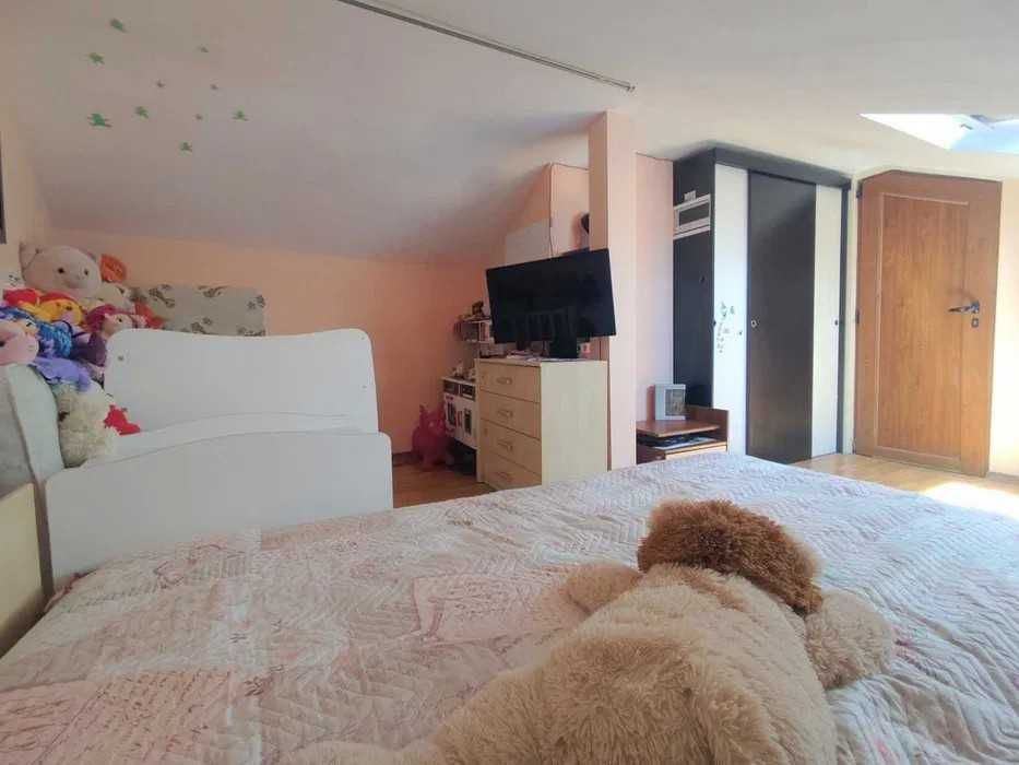 Продава се просторен мезонет с три спални – гр. Варна, район Колхозен пазар