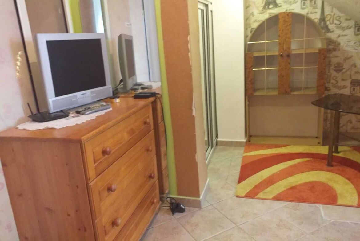 Продава се просторен мезонет с три спални – гр. Варна, район Колхозен пазар