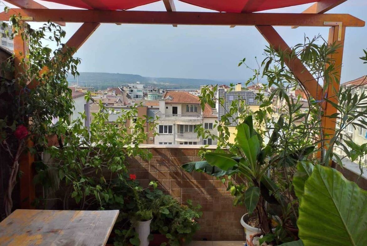 Продава се просторен мезонет с три спални – гр. Варна, район Колхозен пазар