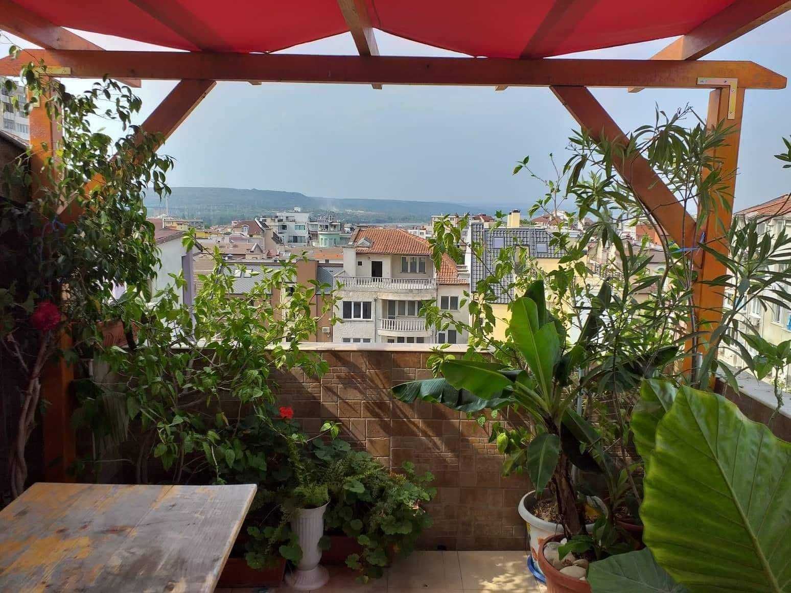 Продава се просторен мезонет с три спални – гр. Варна, район Колхозен пазар