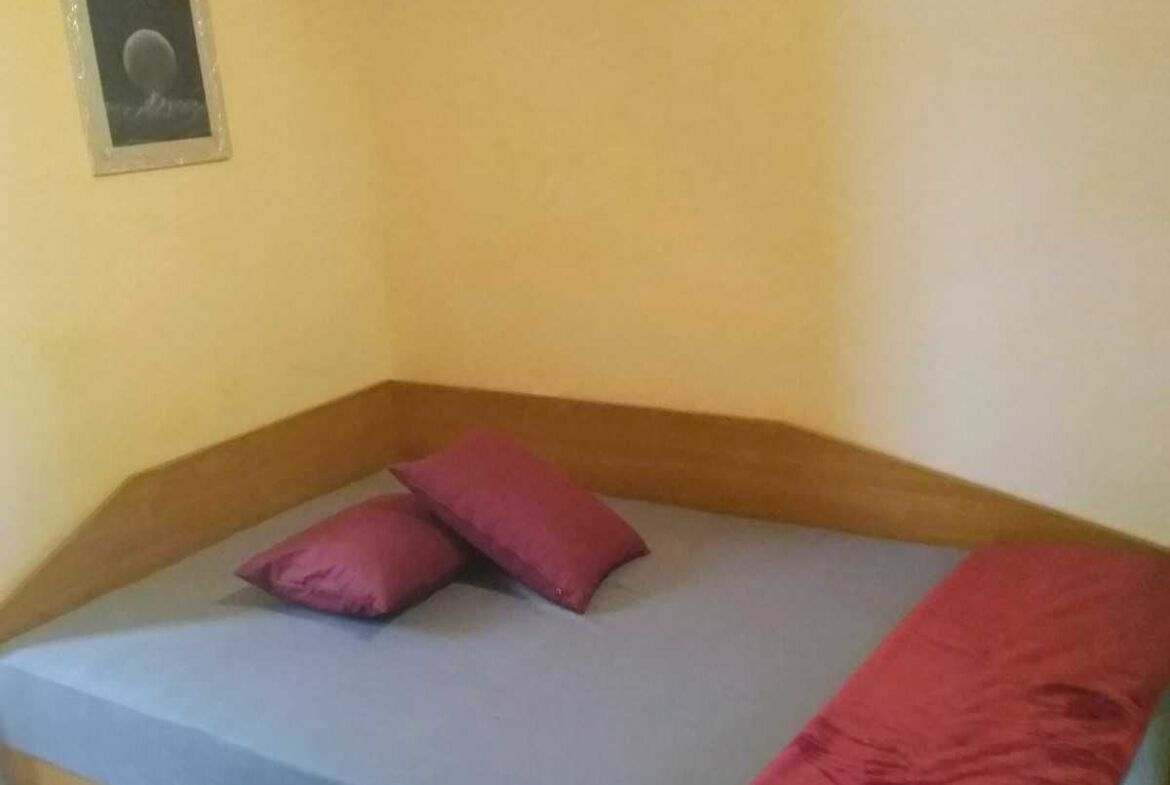 Продава се просторен мезонет с три спални – гр. Варна, район Колхозен пазар