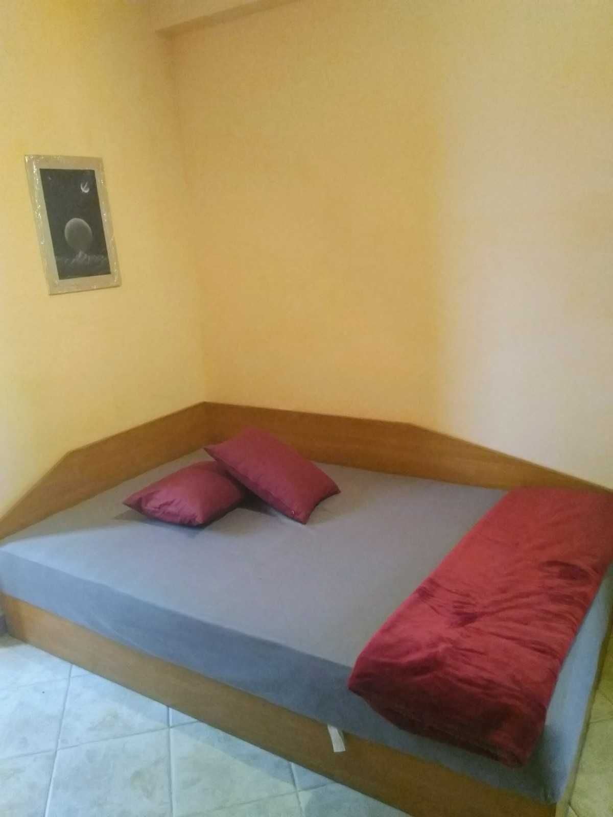 Продава се просторен мезонет с три спални – гр. Варна, район Колхозен пазар