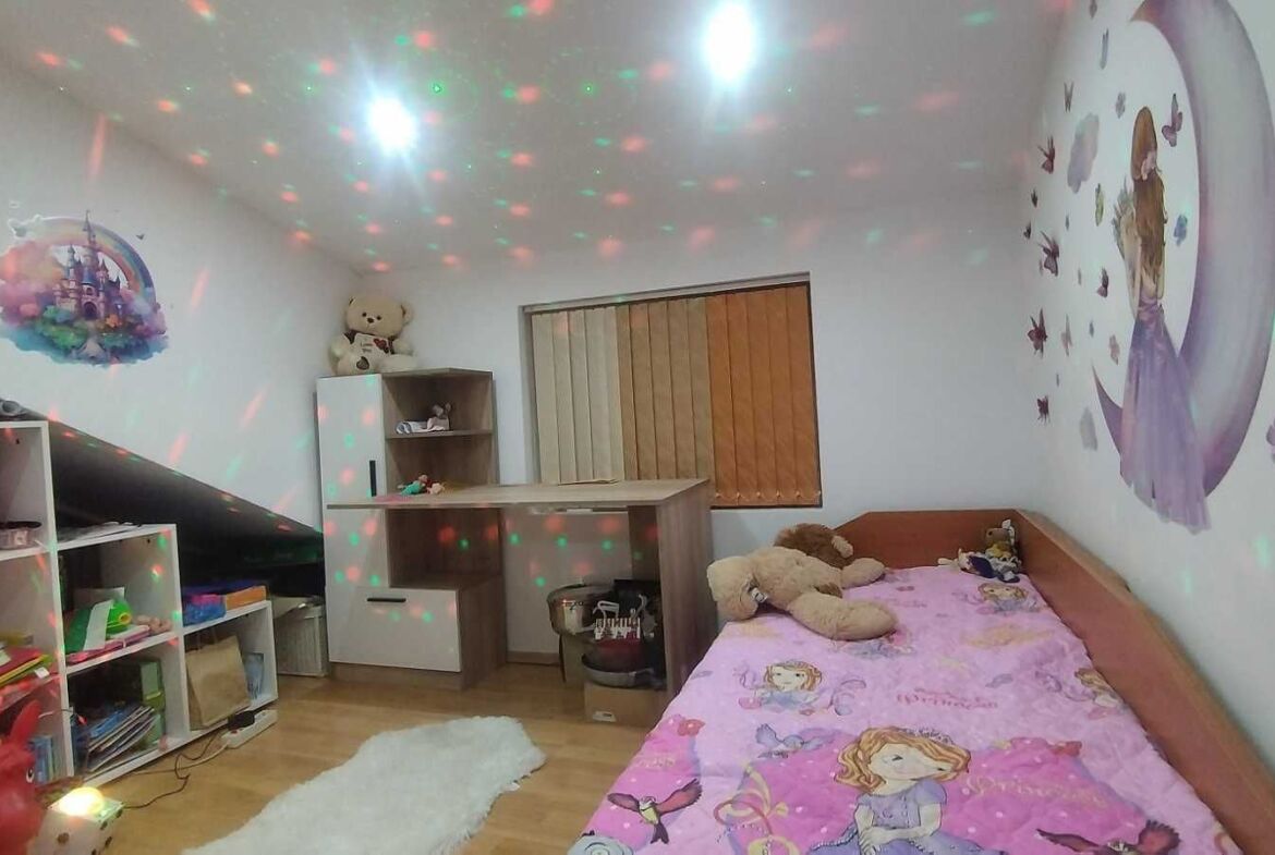 Продава се просторен мезонет с три спални – гр. Варна, район Колхозен пазар