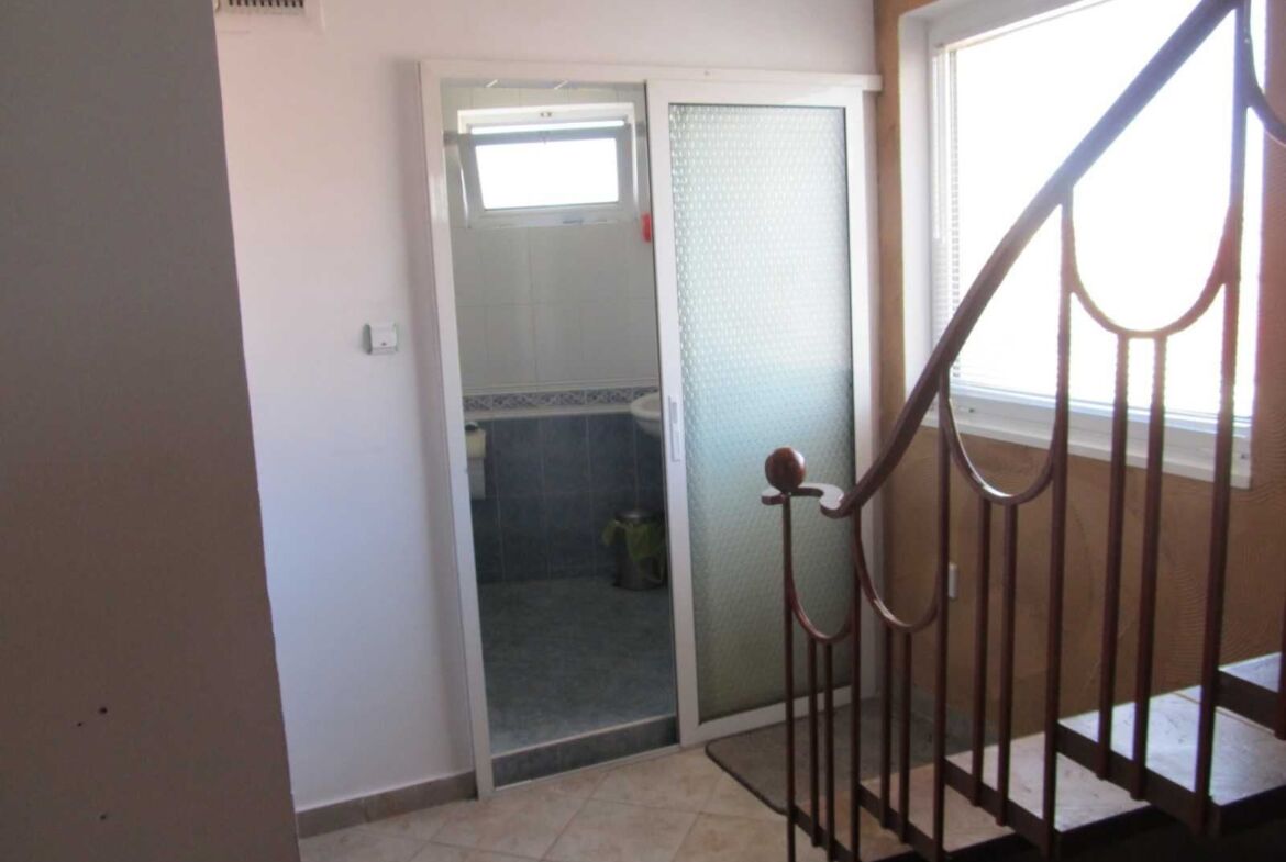 Продава се просторен мезонет с три спални – гр. Варна, район Колхозен пазар