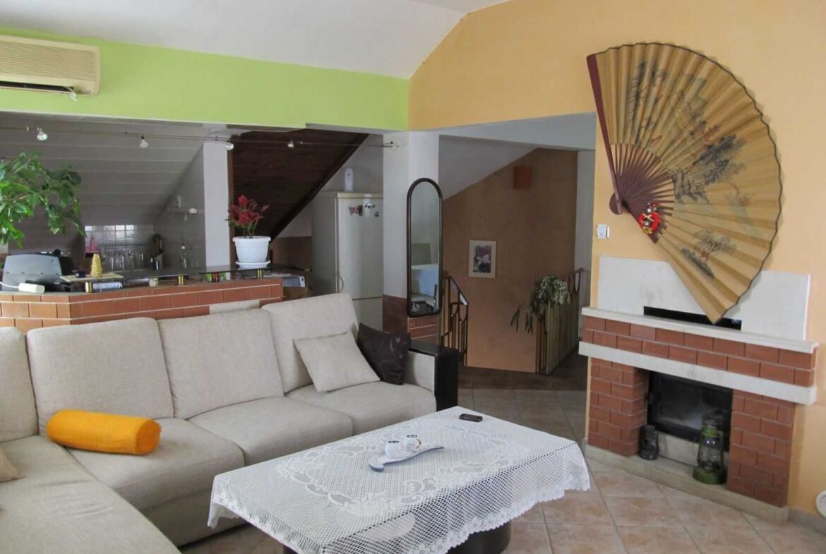 Продава се просторен мезонет с три спални – гр. Варна, район Колхозен пазар