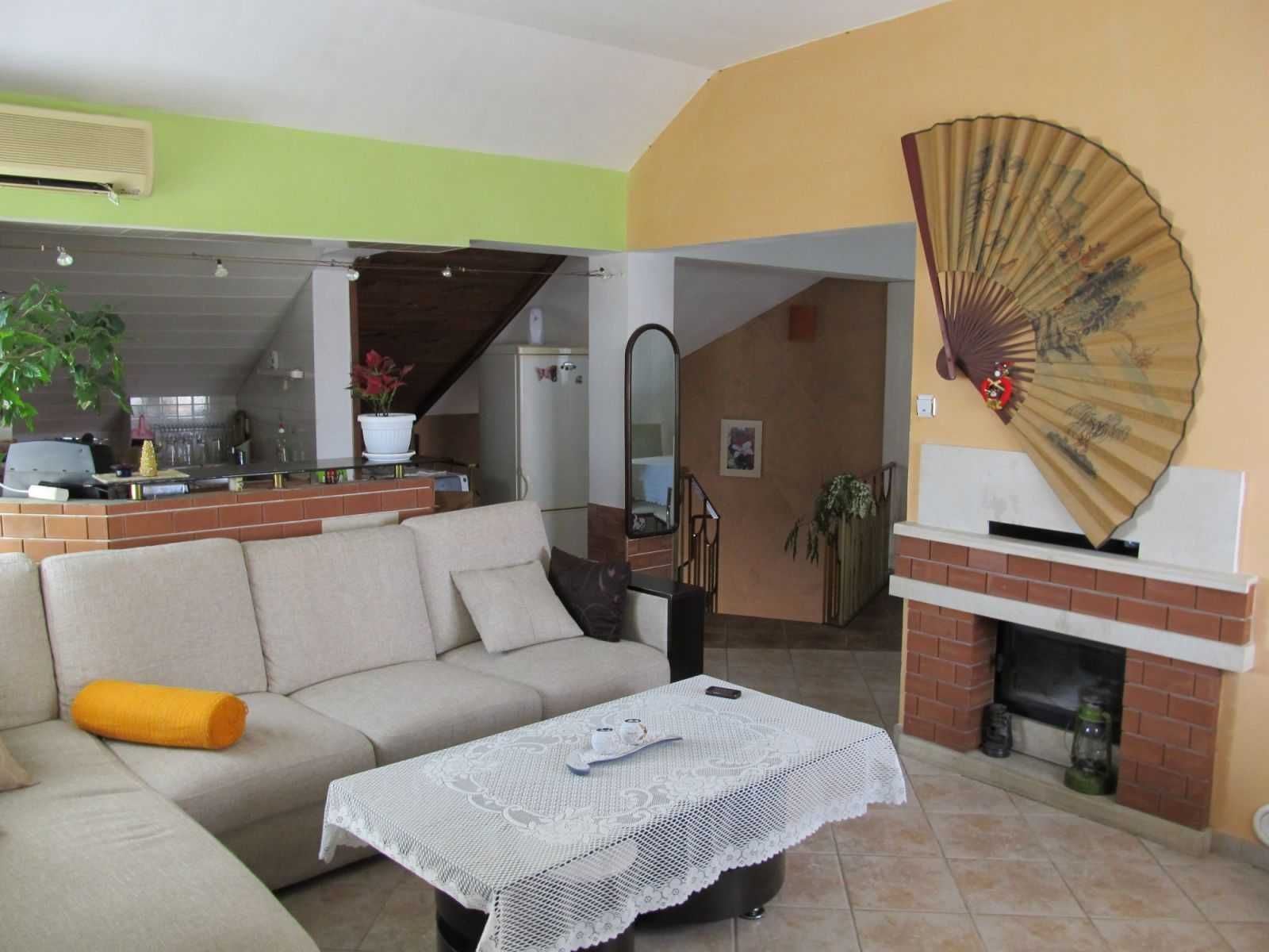 Продава се просторен мезонет с три спални – гр. Варна, район Колхозен пазар