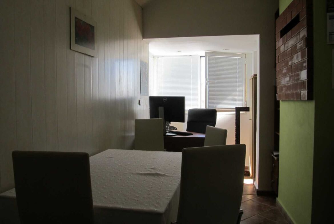 Продава се просторен мезонет с три спални – гр. Варна, район Колхозен пазар