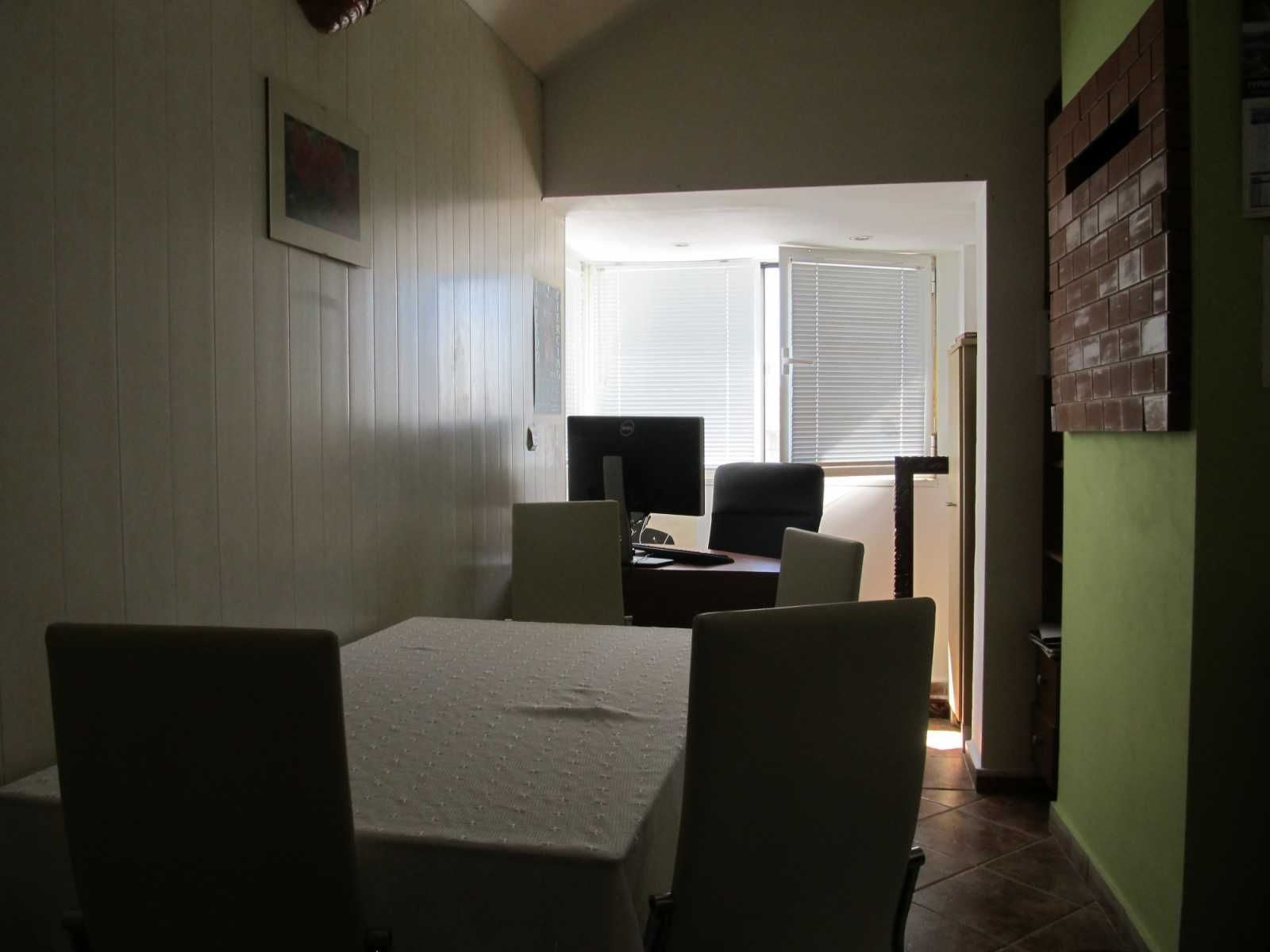 Продава се просторен мезонет с три спални – гр. Варна, район Колхозен пазар