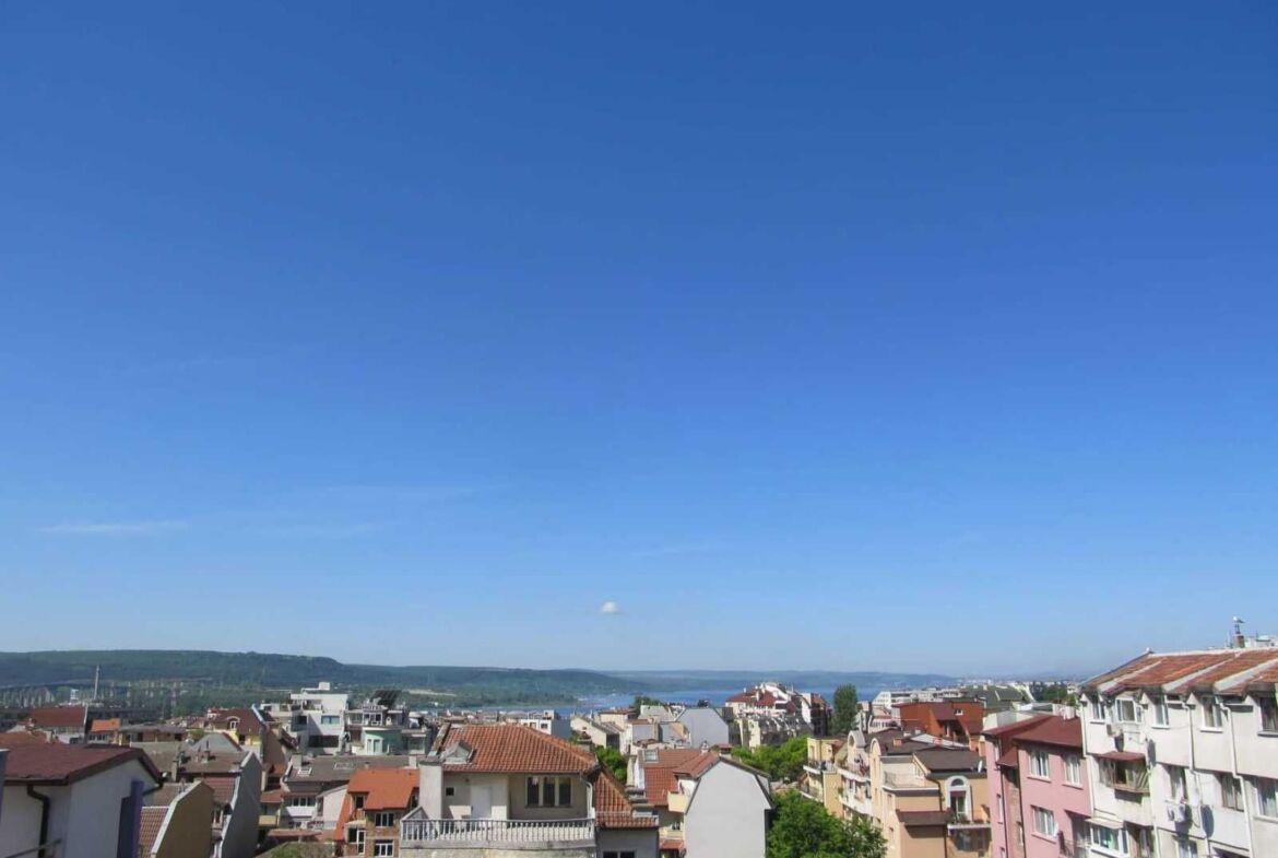 Продава се просторен мезонет с три спални – гр. Варна, район Колхозен пазар