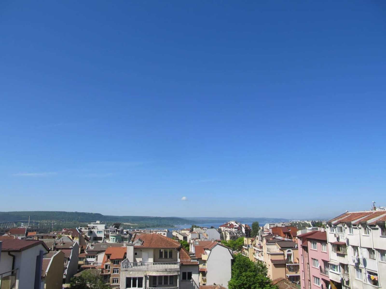 Продава се просторен мезонет с три спални – гр. Варна, район Колхозен пазар