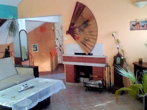 Продава се просторен мезонет с три спални – гр. Варна, район Колхозен пазар