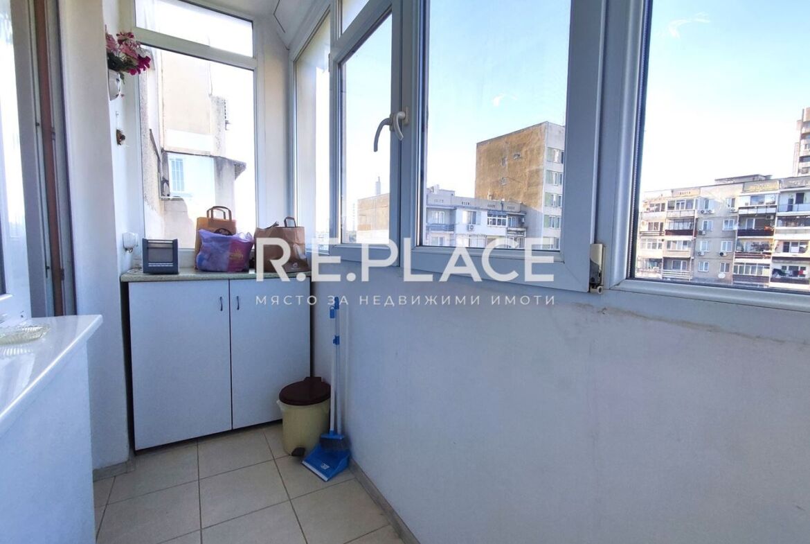 Продава апартамент с три стаи в жк. Младост, гр. Варна